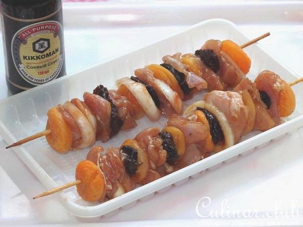 Куриный шашлык с черносливом и курагой