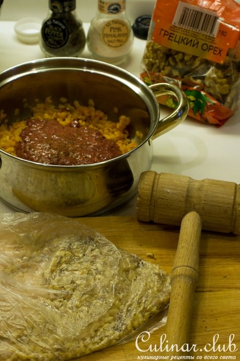 Курица, фаршированная чечевицей, грецкими орехами и печенью