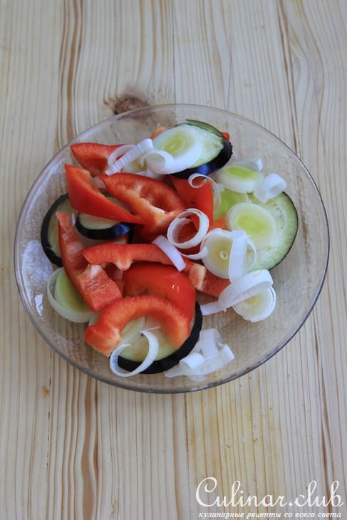 Куриные грудки, фаршированные телячьей колбасой и фисташками, под брусничным соусом