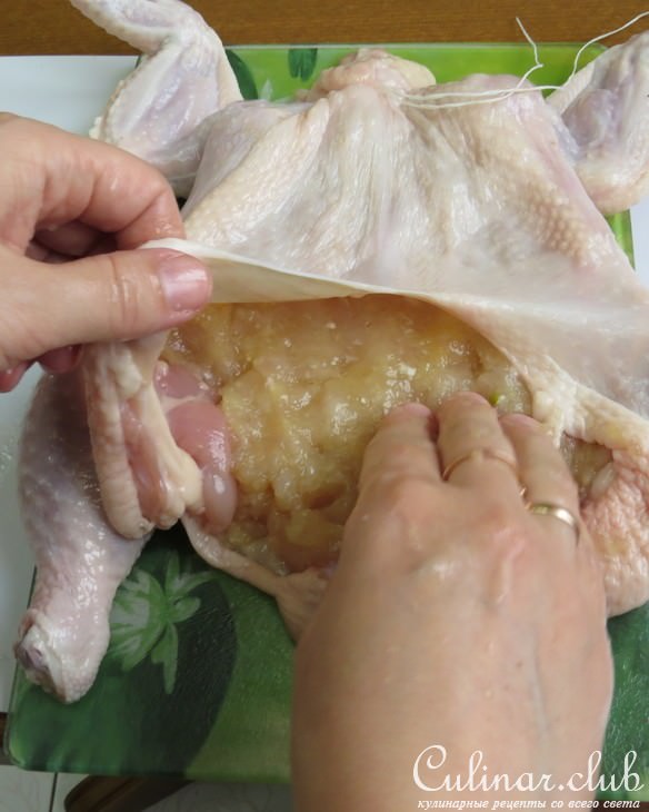 Золотая курочка, фаршированная сырными роллами из блинов