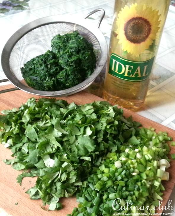 Курица с орехами на зеленой подушке