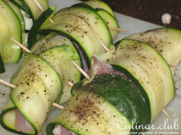 Куриная грудка с сырной начинкой в шубке из цуккини