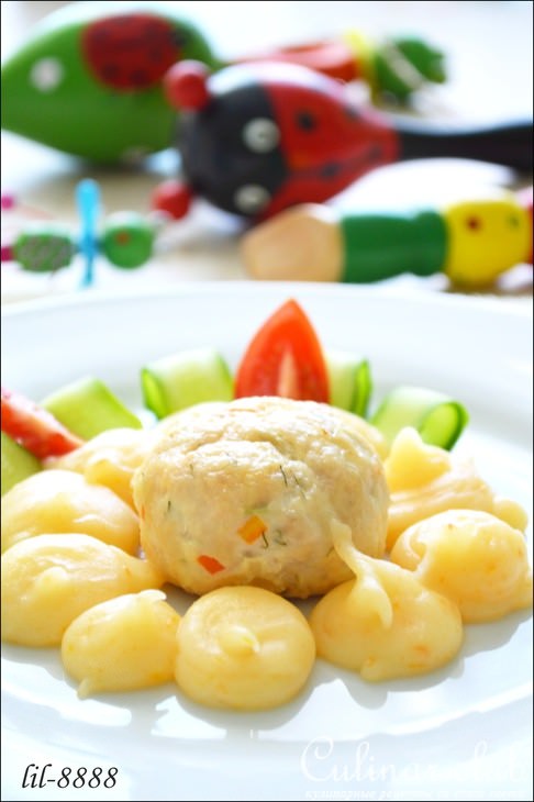 Куриные котлеты с овощами в духовке с картофельно-морковным пюре.
