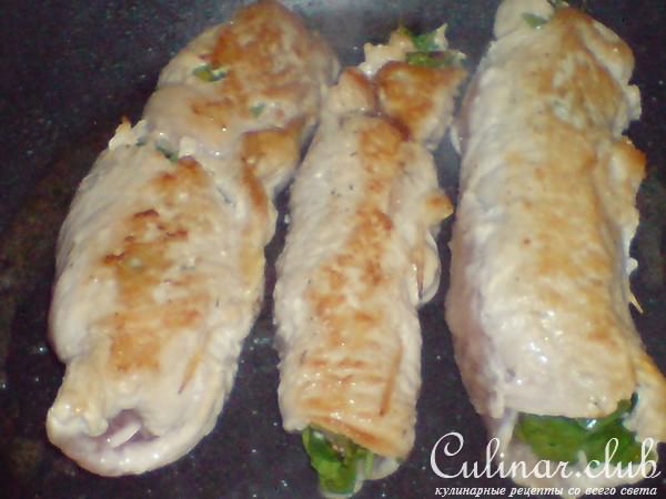 Рулетики из индейки с рукколой и вяленым помидорами