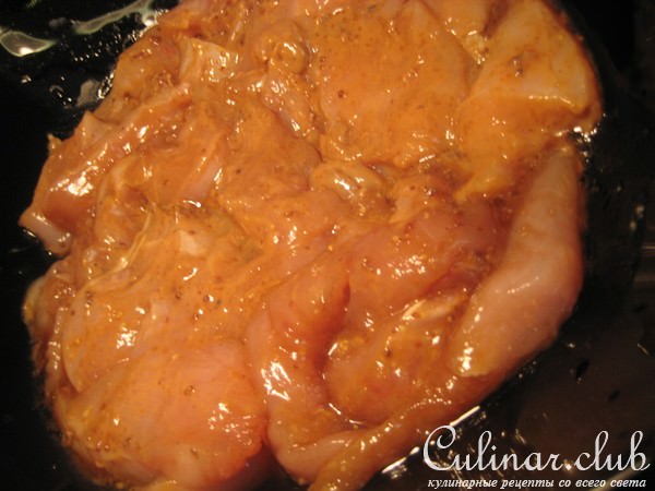 Куриные грудки с соусом из киви.