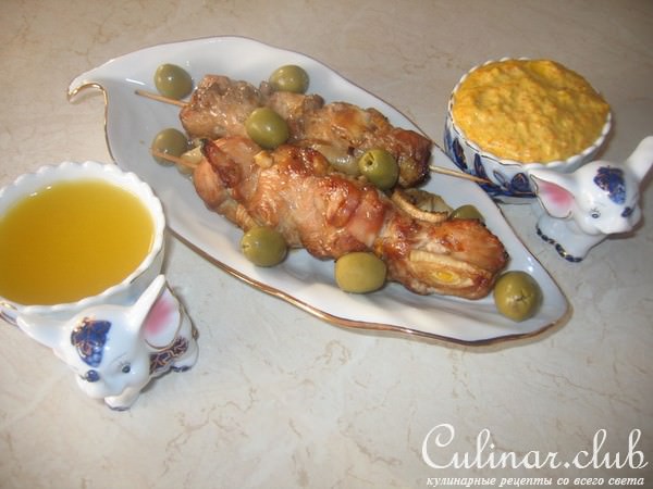 Шашлычок из индейки с апельсиновым соусом и сырным дипом