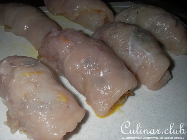 Куриные рулеты с белыми грибами и квашеной капустой