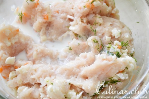 Куриные котлеты с овощами в духовке с картофельно-морковным пюре.