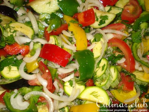 Петух с овощами на подушке из фетуччини