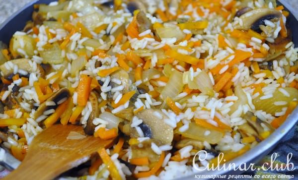 Курица фаршированная грибами и рисом.