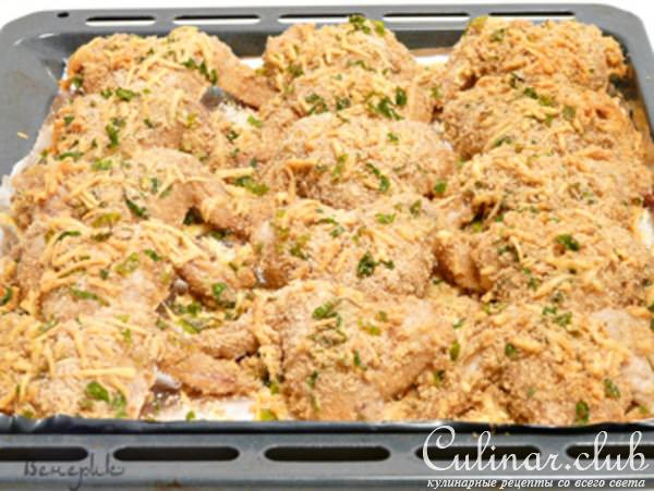 Сочные куриные крылья в хрустящей сырной панировке с запеченными овощами на гарнир