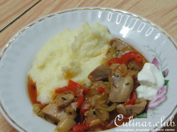 Куриный гуляш (с сезонными овощами и пряными травами)
