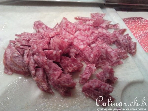 Курочка с луком ,ананасами и колбаской
