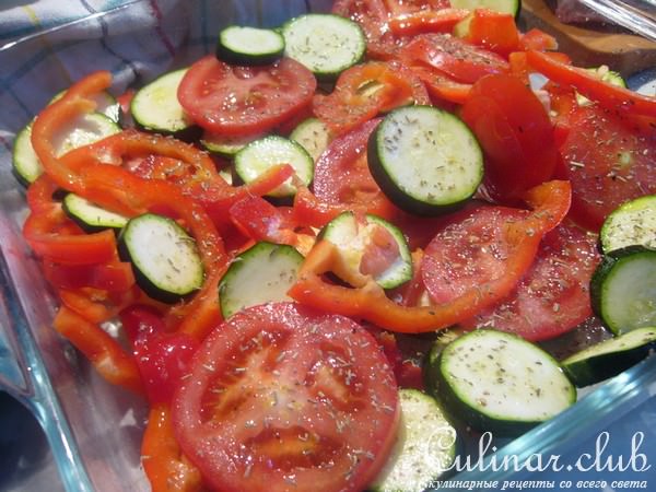 Лимонные куриные окорочка на подушке из овощей 