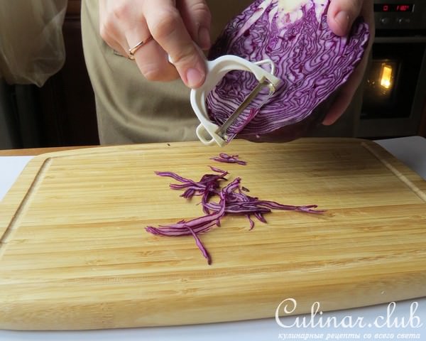 Золотая курочка, фаршированная сырными роллами из блинов