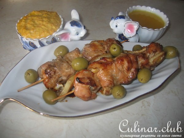 Шашлычок из индейки с апельсиновым соусом и сырным дипом