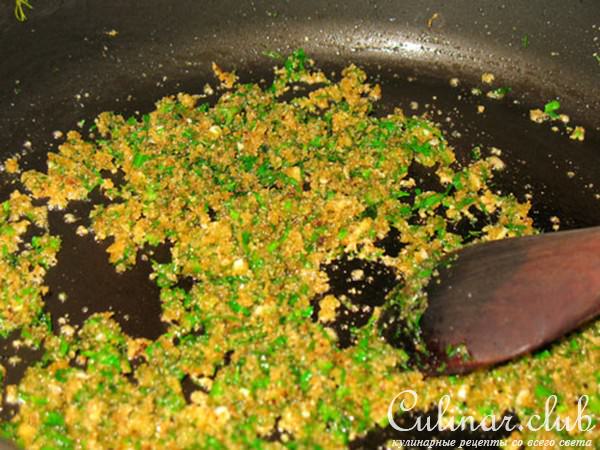 Полоски из куриной грудки в пармезановой корочке с крошкой из зелени