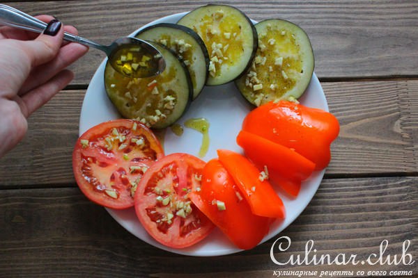 Сибас с соусом ткемали и овощами гриль.
