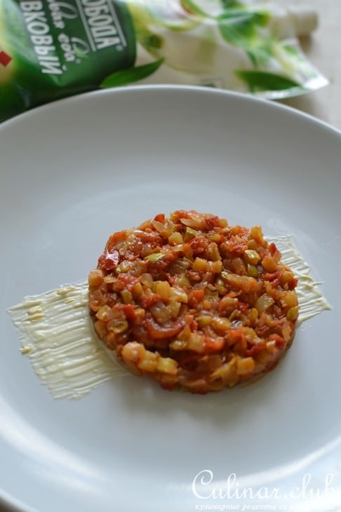 Форель запеченная с маслинами, с овощным гарниром и лимонным соусом.
