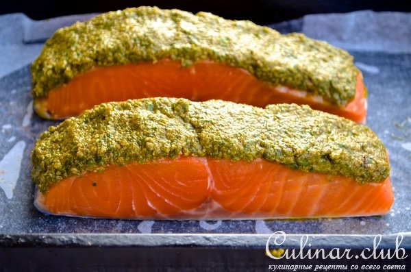 Лосось с хрустящей корочкой из песто и сыра