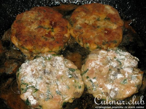 Биточки из копченой горбуши со шпинатом и грибами
