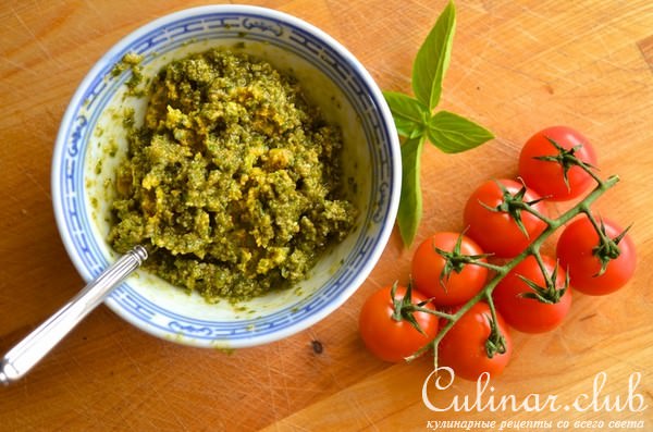 Лосось с хрустящей корочкой из песто и сыра
