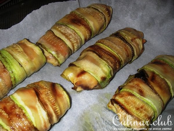 Тилапия запеченная с кабачками и соусом из айвы
