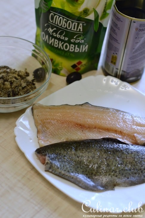 Форель запеченная с маслинами, с овощным гарниром и лимонным соусом.