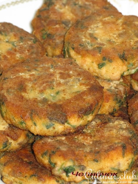 Биточки из копченой горбуши со шпинатом и грибами