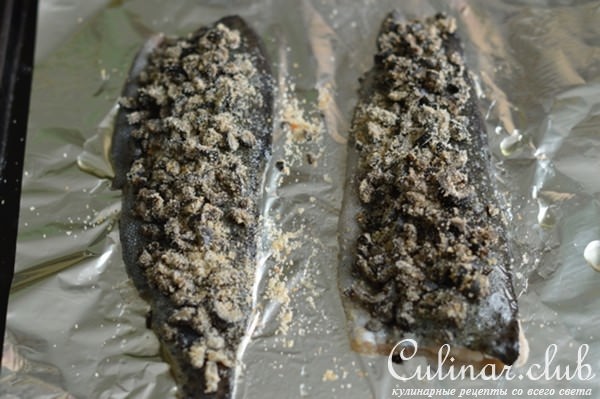 Форель запеченная с маслинами, с овощным гарниром и лимонным соусом.