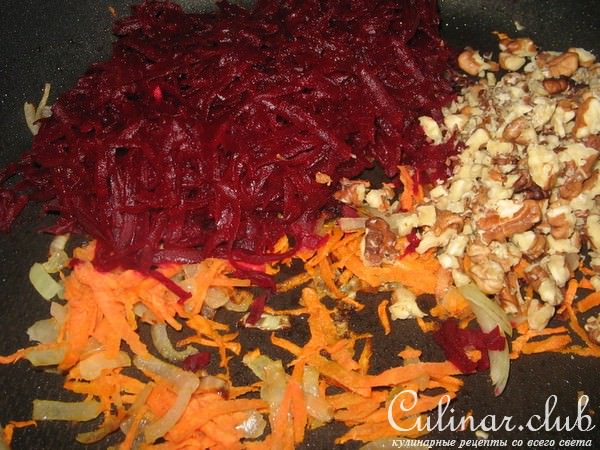 Рыба запеченная под свеклой с грецкими орехами.