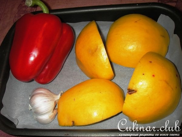 Тилапия запеченная с кабачками и соусом из айвы