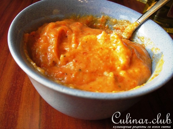 Тилапия запеченная с кабачками и соусом из айвы
