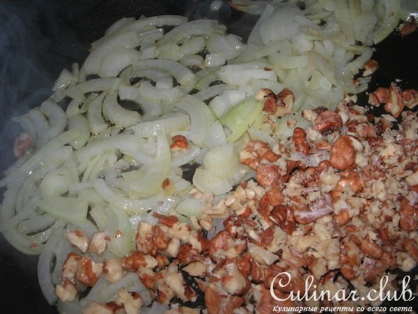 Рыба запеченная в сливках с луком и грецкими орехами.