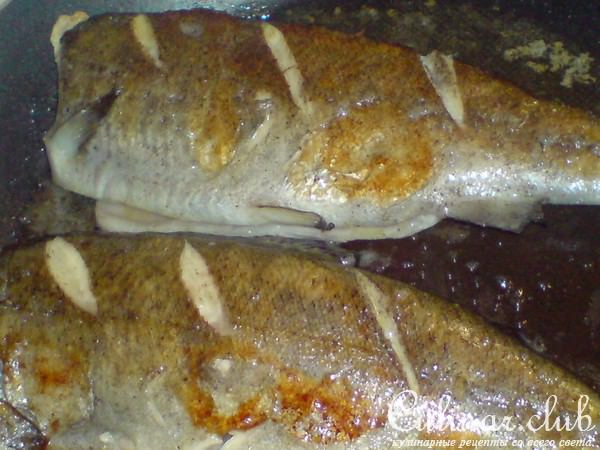 Форель под апельсиново-миндальным соусом с мятой