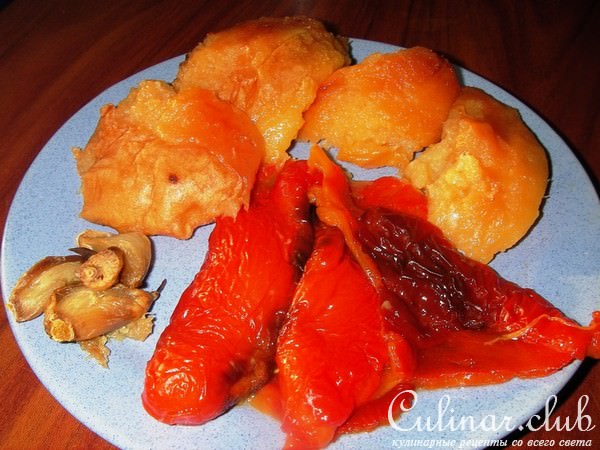 Тилапия запеченная с кабачками и соусом из айвы