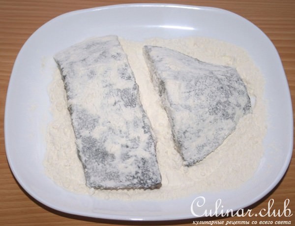 Камбала жареная по-корейски с рисом и овощами на гарнир