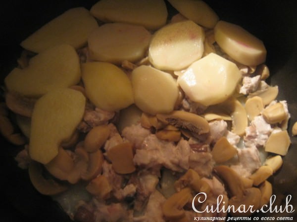 Скумбрия запеченная с картофелем,шампиньонами и сыром в мультиварке