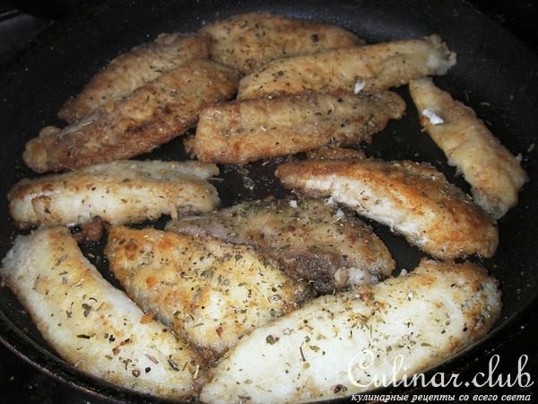 Тилапия запеченная с кабачками и соусом из айвы