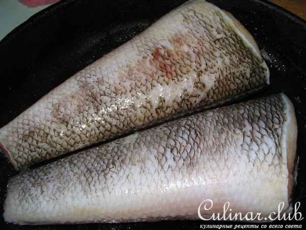 Рыба запеченная в сливках с луком и грецкими орехами.