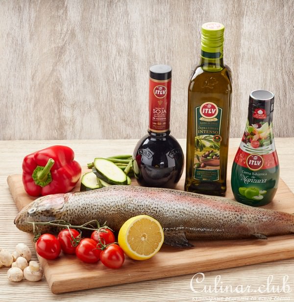 Тюрбаны из форели с грибами на овощной подушке, с уксусной заправкой.