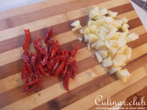куриная печень с вялеными помидорками и яблоком