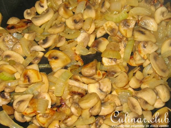 Печенка с грибами и яйцами в сливочном соусе.