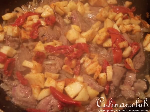 куриная печень с вялеными помидорками и яблоком