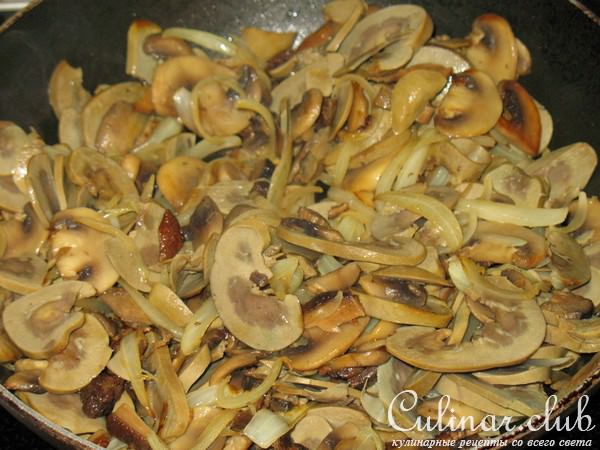 Почки с грибами в сметанном соусе.