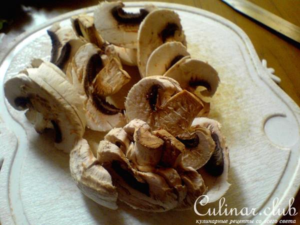 Теплый салат с куриной печенью и шампиньонами