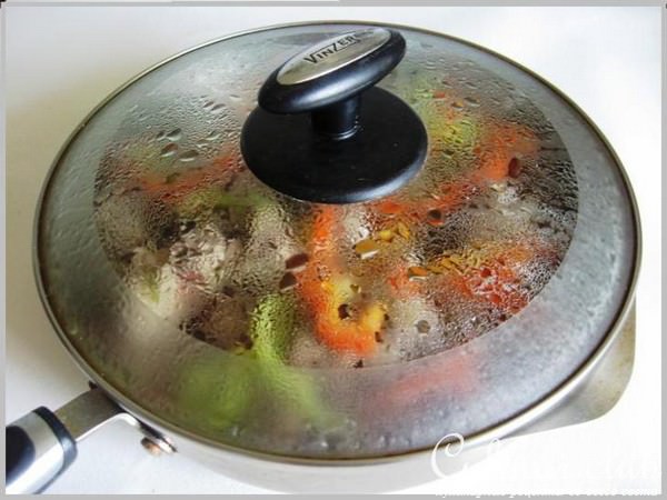 Куриная печень, жаренная с луком и сладким перцем