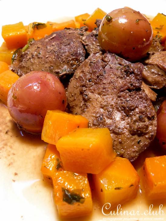 Куриная печенка с виноградом и жареным луком