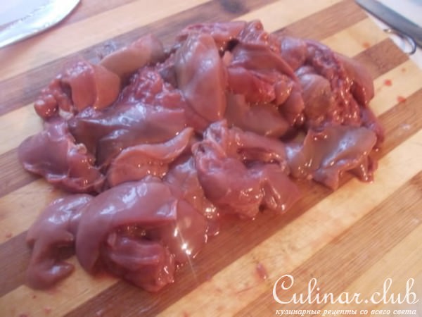 куриная печень с вялеными помидорками и яблоком