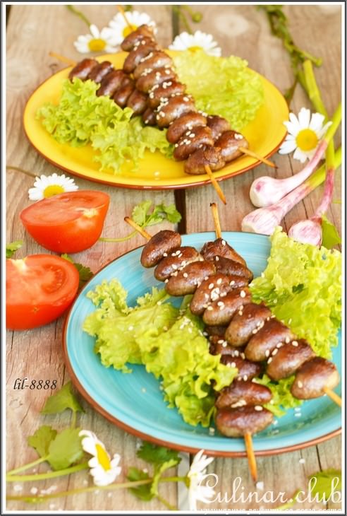 Куриные сердечки на шпажках.
